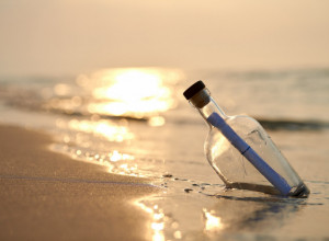 Porodica je tokom čišćenja plaže pronašla PORUKU U BOCI: Kada su je otvorili, otkrili su tajne skrivene 100 godina!