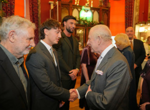 Kralj Čarls III PROSLAVIO ROĐENDAN: Svi gledaju neobičnu tortu, a pored njega stoji i ONA (FOTO)