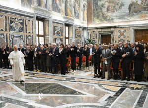 Crno-bela elegancija pred PAPOM: Filmske dive svojim stilom očarale Vatikan (FOTO)