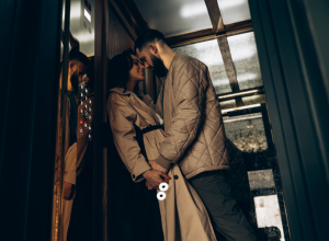 Komšija mi je rekao "zdravo" - dva sata kasnije završila sam u njegovom krevetu!