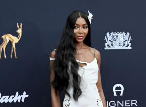 Naomi Kembel odala počast samoj sebi: Nosila istu haljinu kao pre 30 godina i zablistala