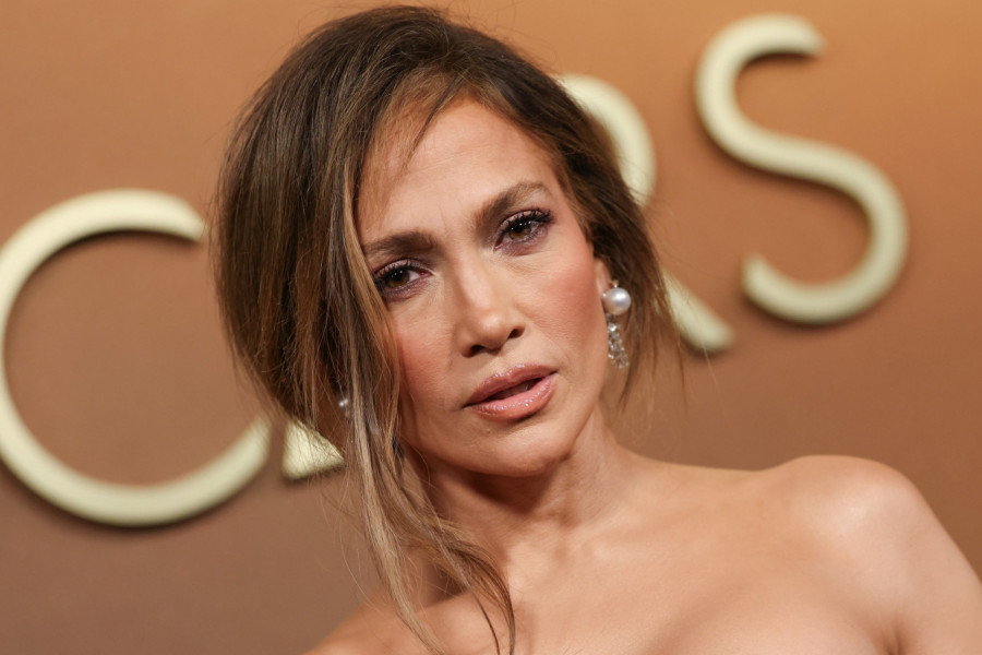 "NEVEROVATNA!“ Džej Lo (56) u NAJSMELIJEM DEKOLTEU DO SADA: Ona je kraljica crvenog tepiha (FOTO)