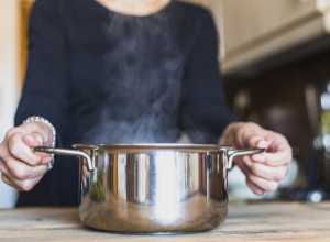 Svi to rade, ali da li je bezbedno? Stručnjaci objašnjavaju da li sme da se sipa KLJUČALA VODA u ODVOD