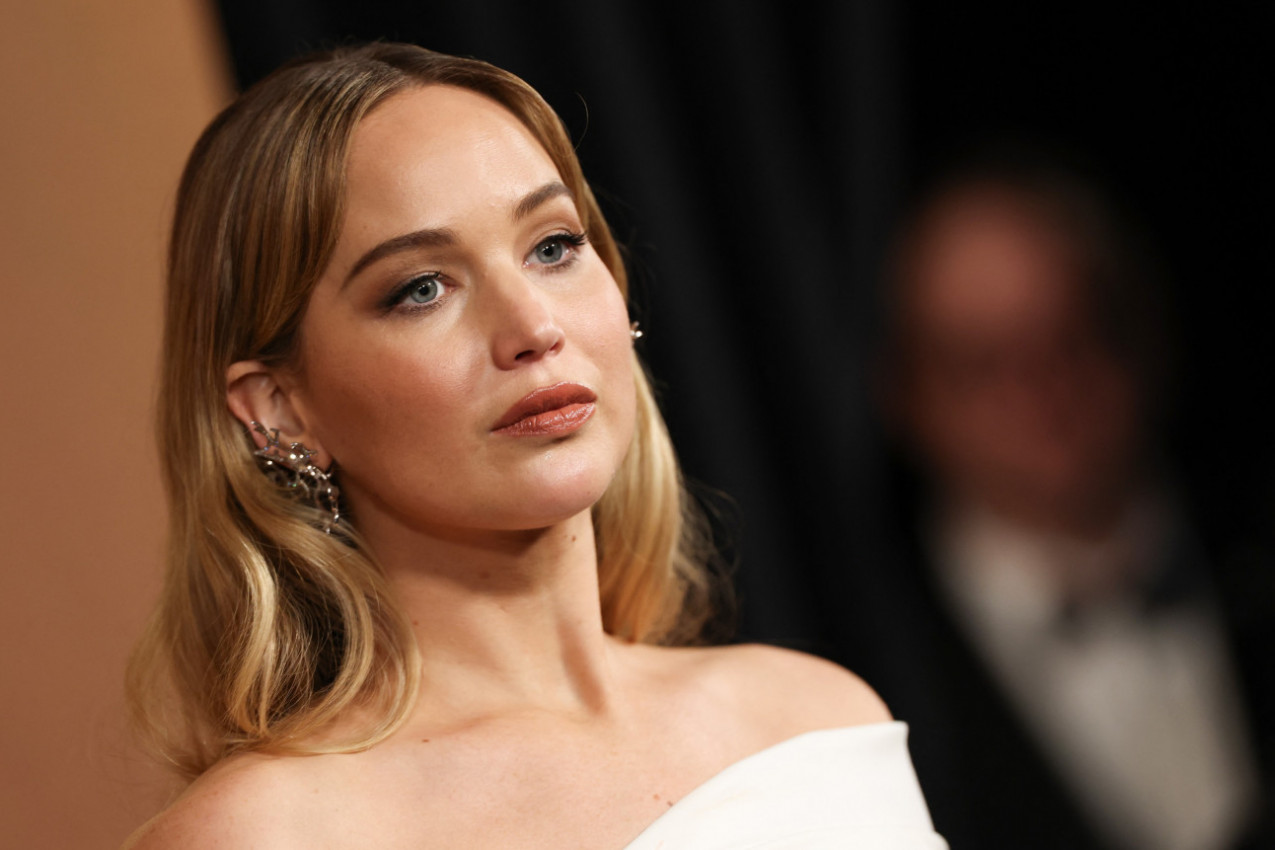 GOLA RAMENA I DUBOK ŠLIC koji otkriva previše - niko to nije očekivao od slavne glumice i to posle drugog porođaja (GALERIJA)