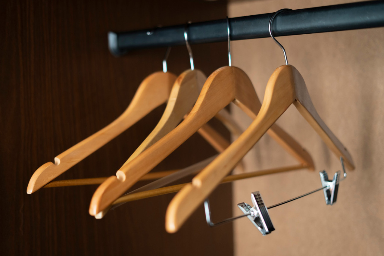 Anita je uzela stvar u svoje ruke - od samo 4 drvene vešalice je napravila STOČIĆ ZA KAFU, lepši od kupovnog! (VIDEO)