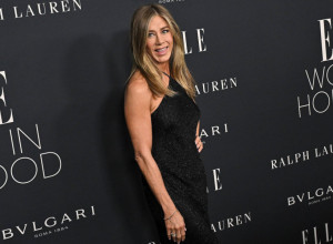 Vanvremenska elegancija: Dženifer Aniston blista u haljini koja slavi devedesete