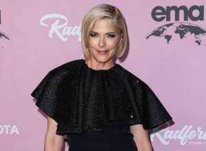 Retko pojavljivanje SLAVNE GLUMICE koja boluje od teške bolesti zapanjilo sve: Sija, uprkos svom stanju! (GALERIJA)