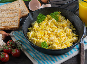 Kajgana sa sirom i pavlakom: Jak doručak za uspešan dan