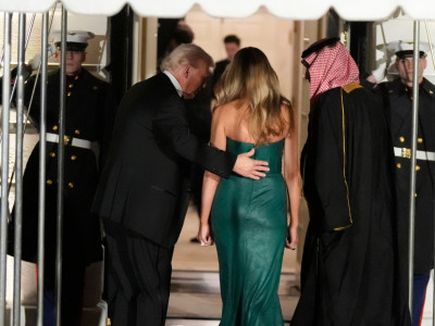 Elegantna haljina pratila je svaki njen pokret, dok je smaragdna nijansa dodatno naglašavala njen prepoznatljiv glamur