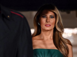 Melanija Tramp nikada nije nosila ovako USKU HALJINU: Bez bretela i nelagode pokazala je figuru o kojoj mnoge maštaju