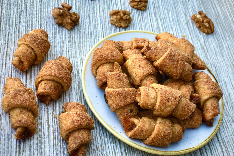 PIVČIĆI - neponovljiv posni starinski kolač uvaljan u kokos i orahe