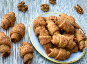 PIVČIĆI - neponovljiv posni starinski kolač uvaljan u kokos i orahe