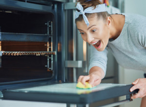 Za rernu bez mrlja: Upotrebite samo jedan kuhinjski proizvod i zablistaće kao nova!