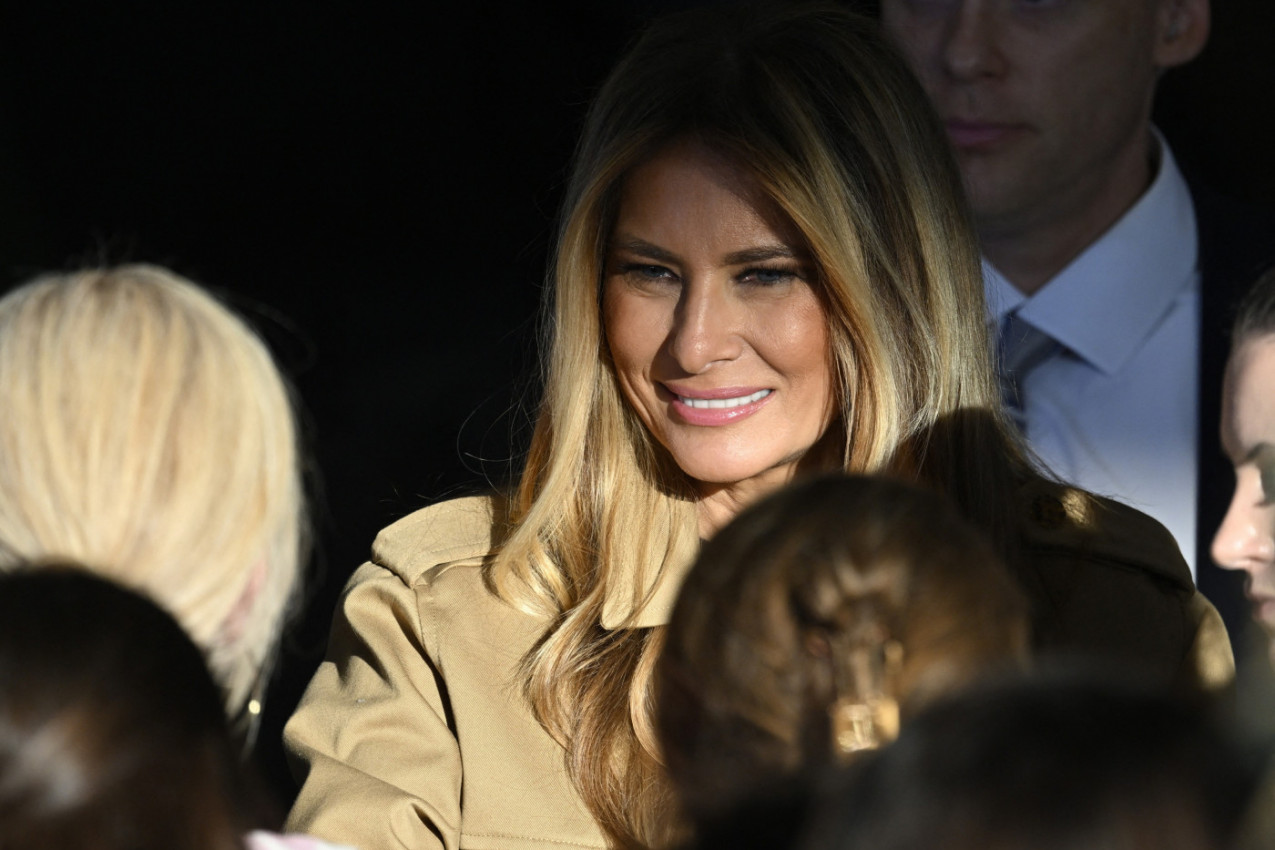 MELANIJA u kožnim pantalonama koje su čudo za figuru: Na njoj je NAJUŽI model koji dokazano stoji bolje i od suknje (FOTO)