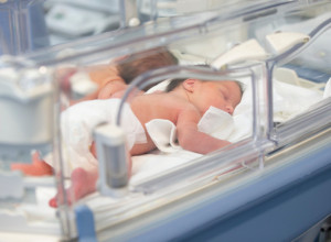 DVE BEBE su rođene istog dana, a sestre su se prema njima ponašale RAZLIČITO - ono što se desilo posle niko nije očekivao