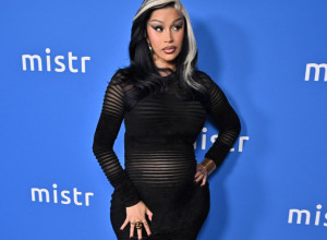 PRVE SLIKE! Pevačica pokazala naslednika - KRILA trudnoću, a sada se svet topi zbog ovih fotografija!