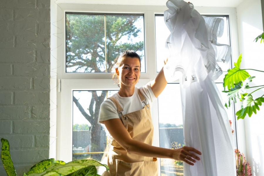 Dojadilo vam je SKIDANJE ZAVESA: Uz jedan jednostavan TRIK više to nećete morati da radite, a biće pod konac ispeglane