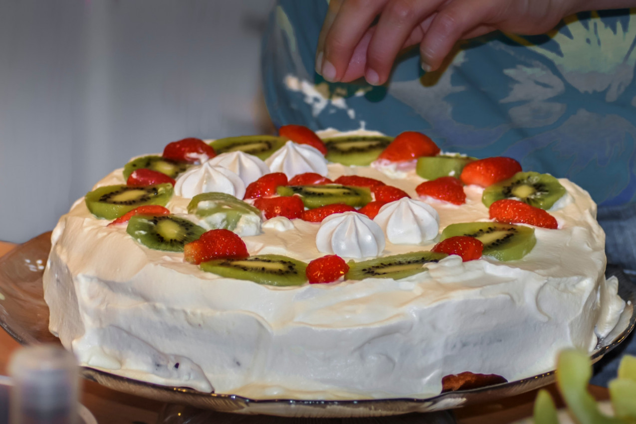Posna torta sa kivijem i karamelom: Tradicionalni recept koji krasi svaku trpezu, a OVO je bakin trik za SAVRŠEN UKUS