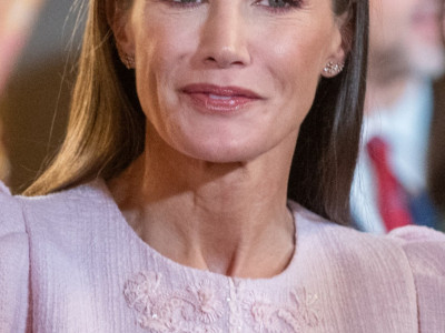 Blejzer od vunenog tvida u nežnoj ružičastoj nijansi, ukrašen je sitnim vezom i ističe njeno nežno lice