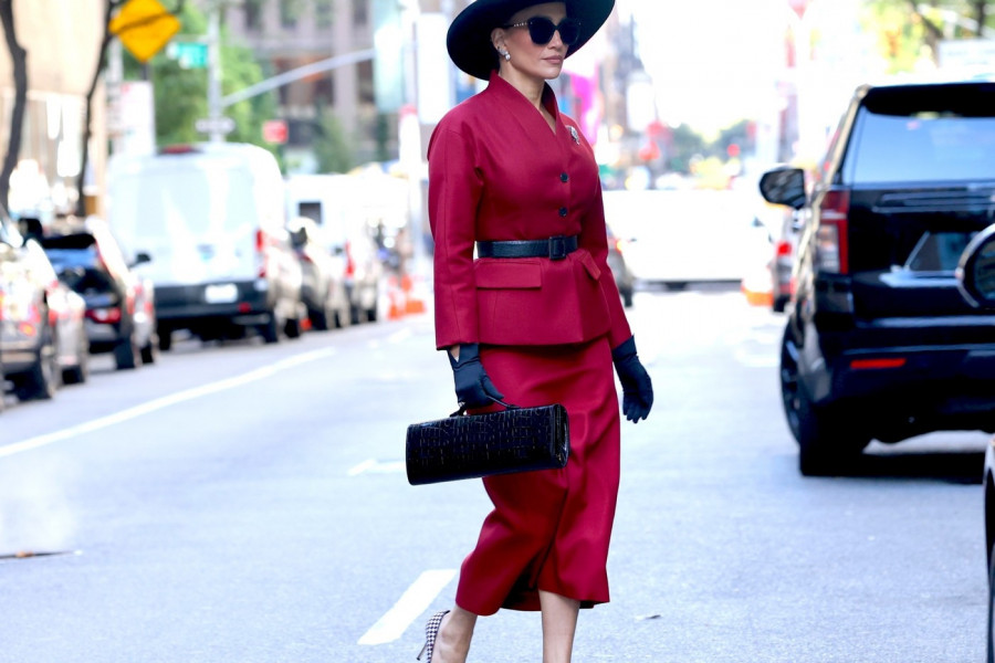 Svaka žena ga ima: Dženifer Lopez prošetala u neodoljivom džemperu koje su nosile naše bake (FOTO)