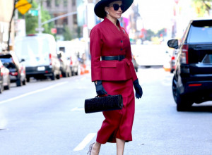 Svaka žena ga ima: Dženifer Lopez prošetala u neodoljivom džemperu koje su nosile naše bake (FOTO)