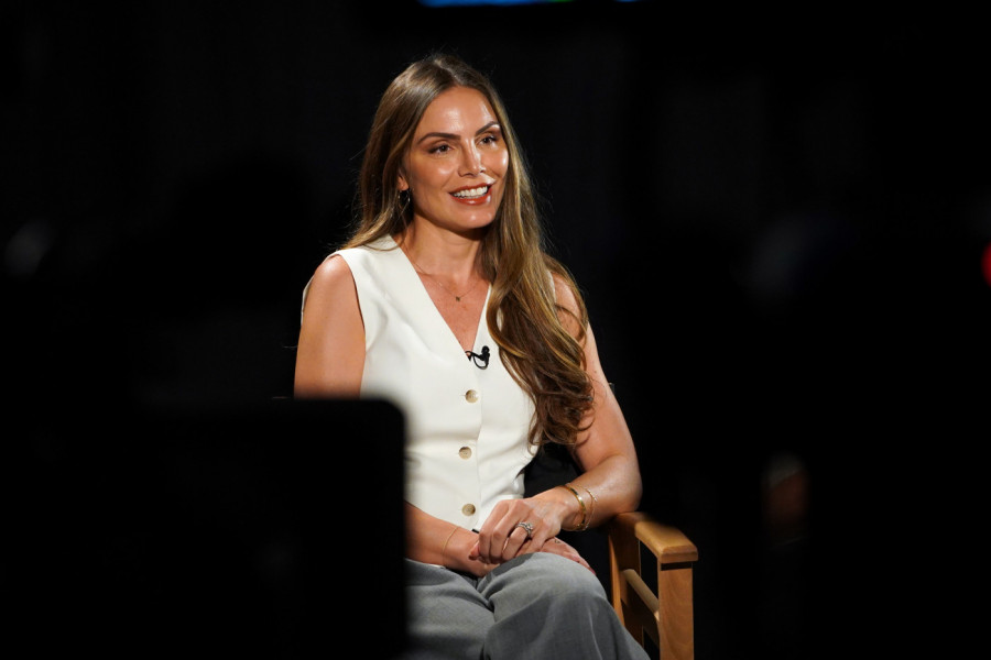 Naša Nina Seničar zasenila Njujork provokativnom haljinom bez brushaltera – elegantno, izazovno i besprekorno moderno